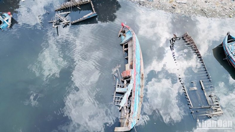 Ngổn ngang xác tàu ở cảng biển Sa Huỳnh