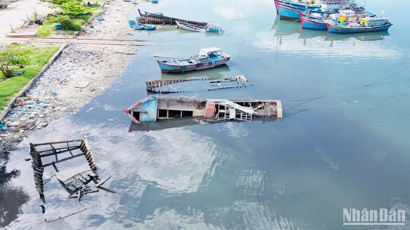 Ngổn ngang xác tàu ở cảng biển Sa Huỳnh