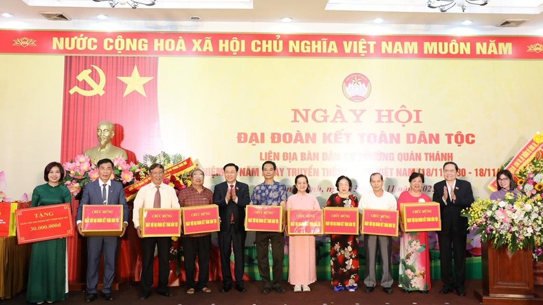 Chủ tịch Quốc hội Vương Đình Huệ dự Ngày hội Đại đoàn kết toàn dân tộc tại phường Quán Thánh