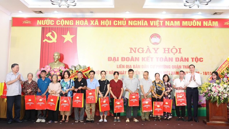 Chủ tịch Quốc hội Vương Đình Huệ dự Ngày hội Đại đoàn kết toàn dân tộc tại phường Quán Thánh