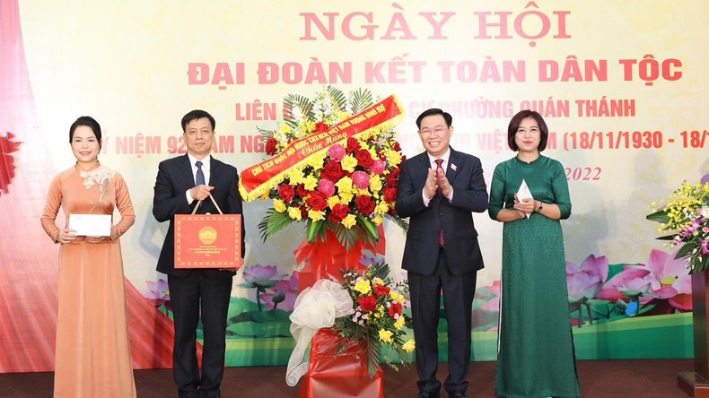 Chủ tịch Quốc hội Vương Đình Huệ dự Ngày hội Đại đoàn kết toàn dân tộc tại phường Quán Thánh