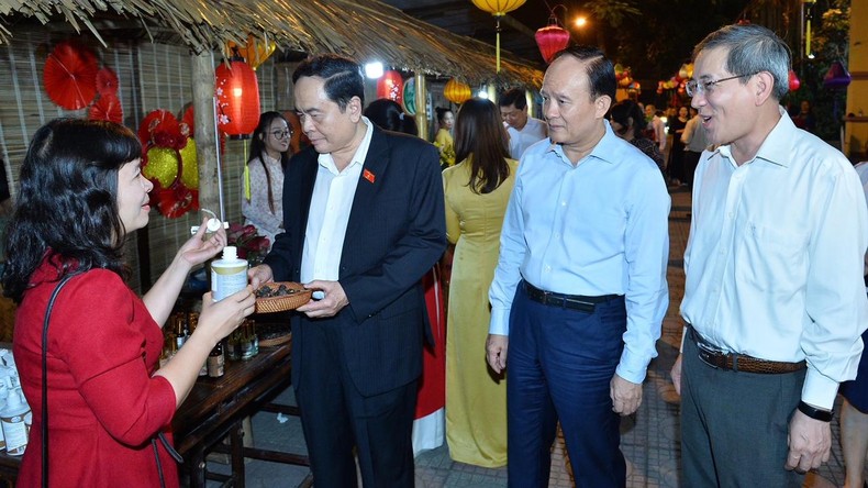 Chủ tịch Quốc hội Vương Đình Huệ dự Ngày hội Đại đoàn kết toàn dân tộc tại phường Quán Thánh