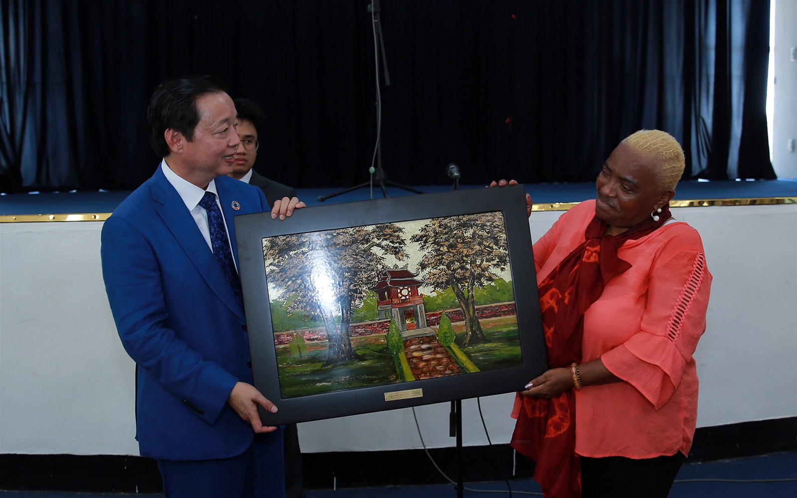 Phó Thủ tướng Trần Hồng Hà dâng hoa tưởng niệm tại Công viên Hồ Chí Minh