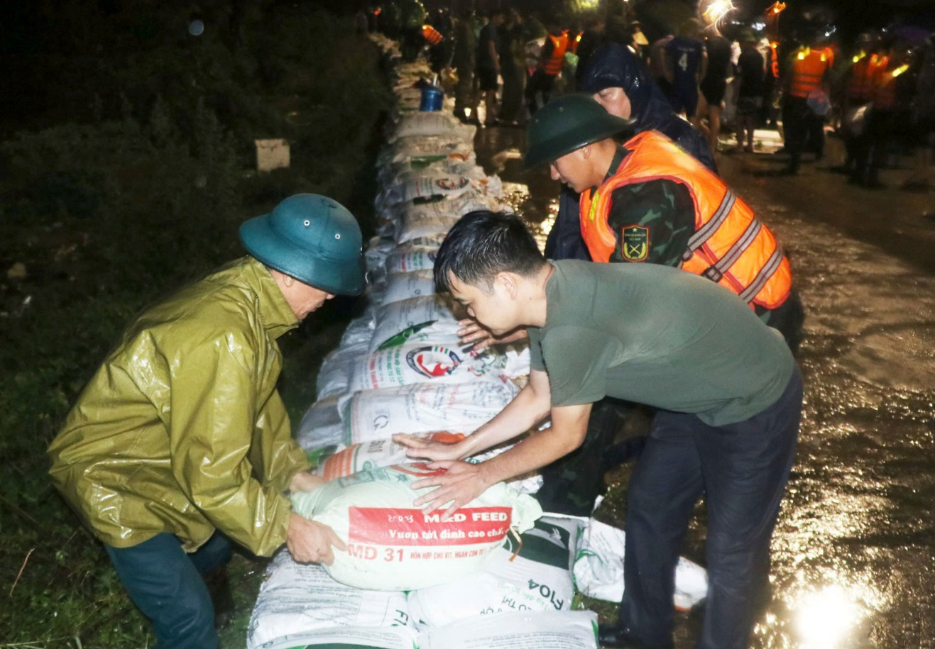 Chủ tịch UBND tỉnh Bắc Ninh kiểm tra đắp đê bối Đẩu Hàn ngay trong đêm để phòng chống lũ