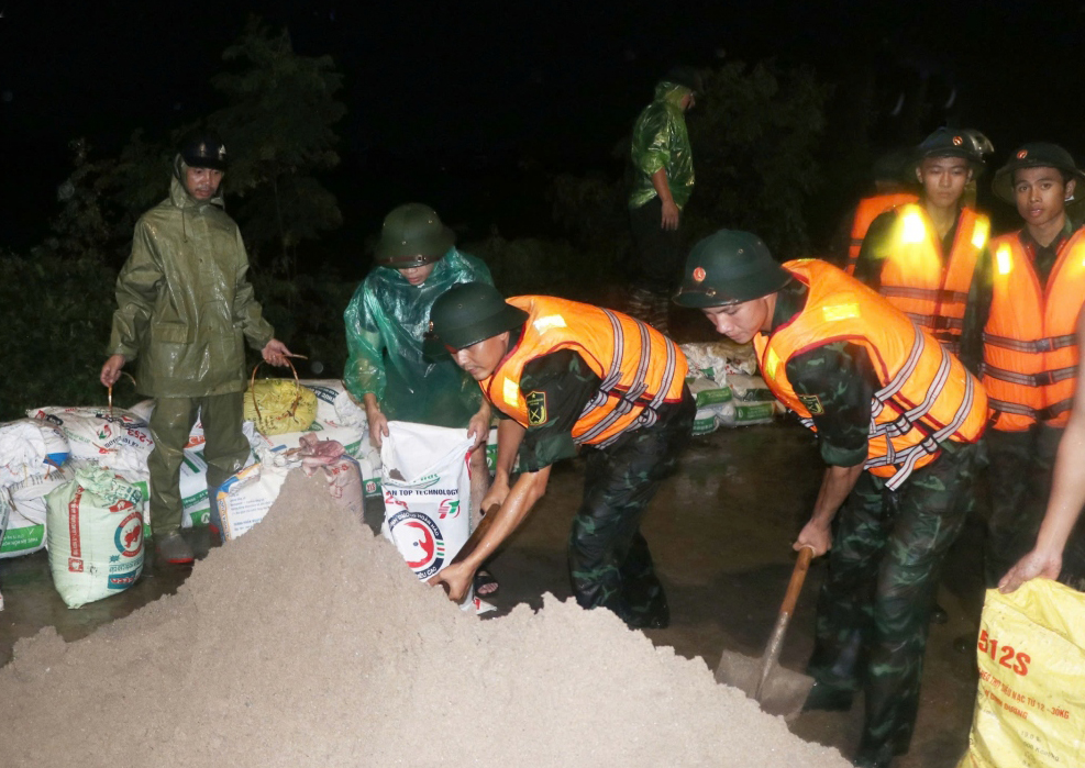 Chủ tịch UBND tỉnh Bắc Ninh kiểm tra đắp đê bối Đẩu Hàn ngay trong đêm để phòng chống lũ