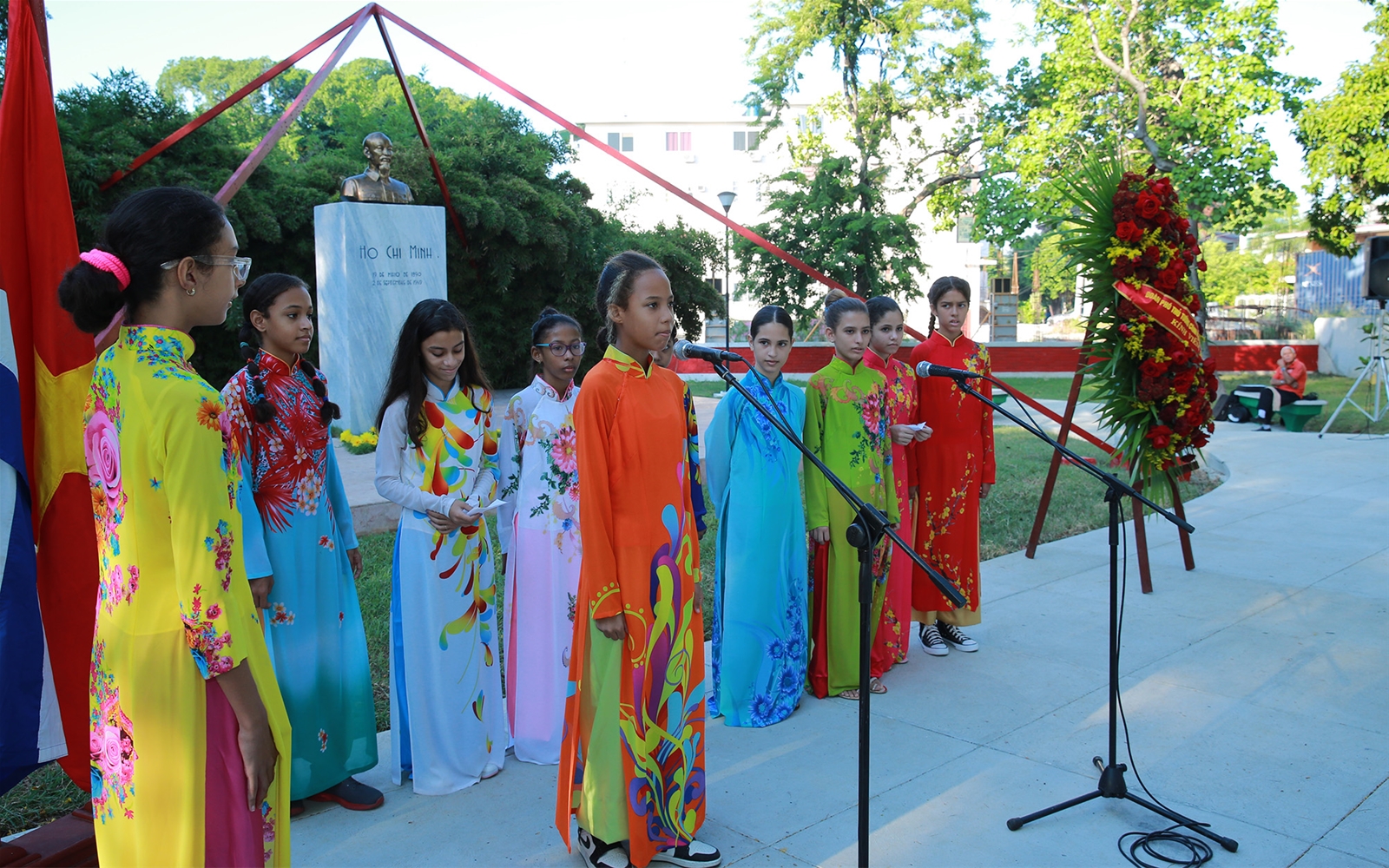 Phó Thủ tướng Trần Hồng Hà dâng hoa tưởng niệm tại Công viên Hồ Chí Minh