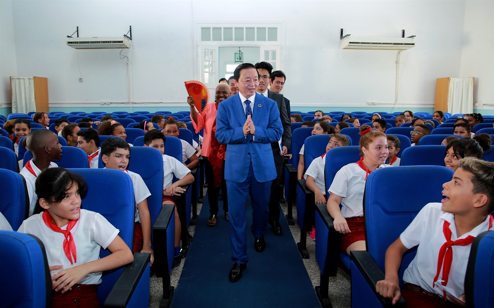 Phó Thủ tướng Trần Hồng Hà dâng hoa tưởng niệm tại Công viên Hồ Chí Minh