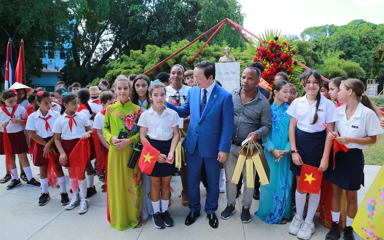 Phó Thủ tướng Trần Hồng Hà dâng hoa tưởng niệm tại Công viên Hồ Chí Minh