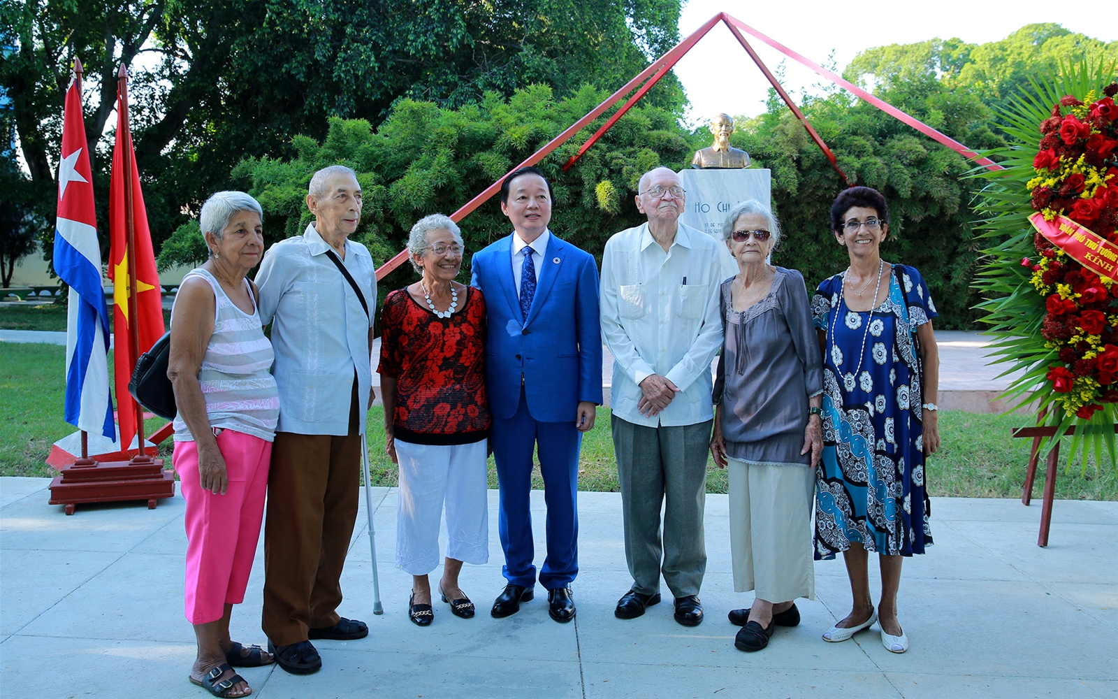 Phó Thủ tướng Trần Hồng Hà dâng hoa tưởng niệm tại Công viên Hồ Chí Minh