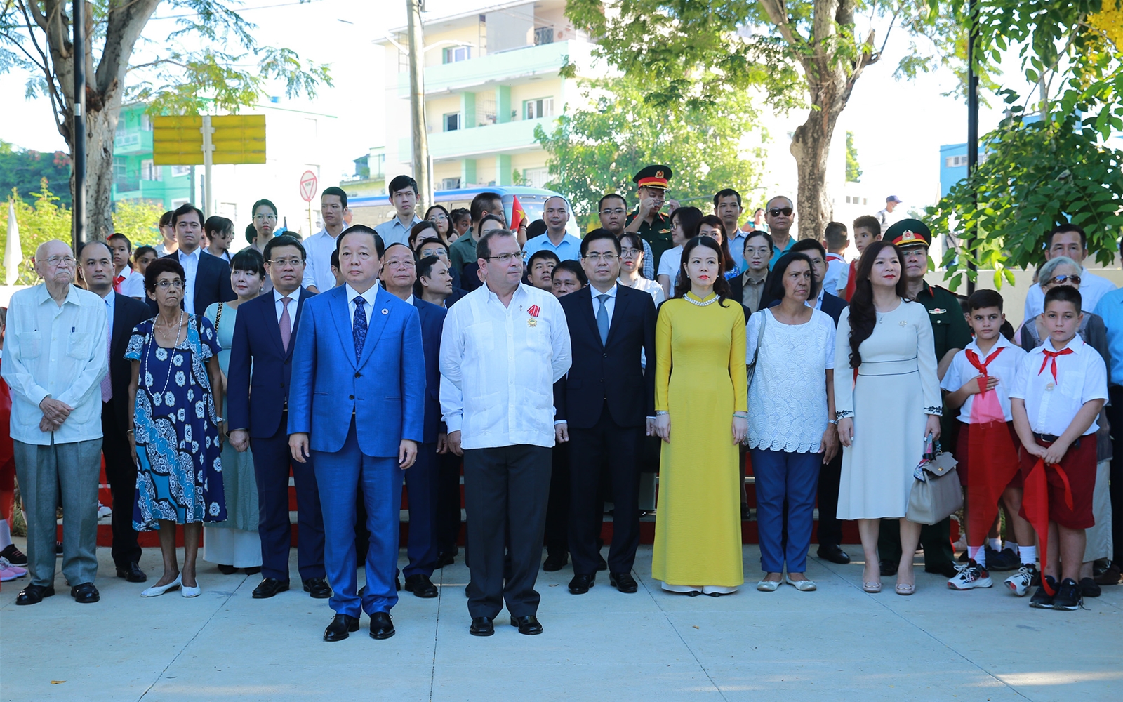 Phó Thủ tướng Trần Hồng Hà dâng hoa tưởng niệm tại Công viên Hồ Chí Minh