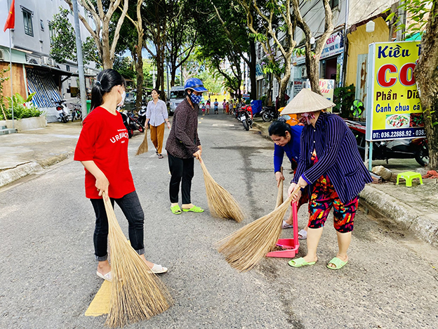Đường sạch đẹp nhờ bàn tay phụ nữ
