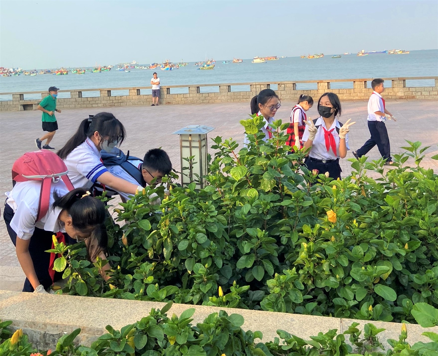 Hơn 300 GV, đội viên tham gia làm sạch bãi biển TP.Vũng Tàu
