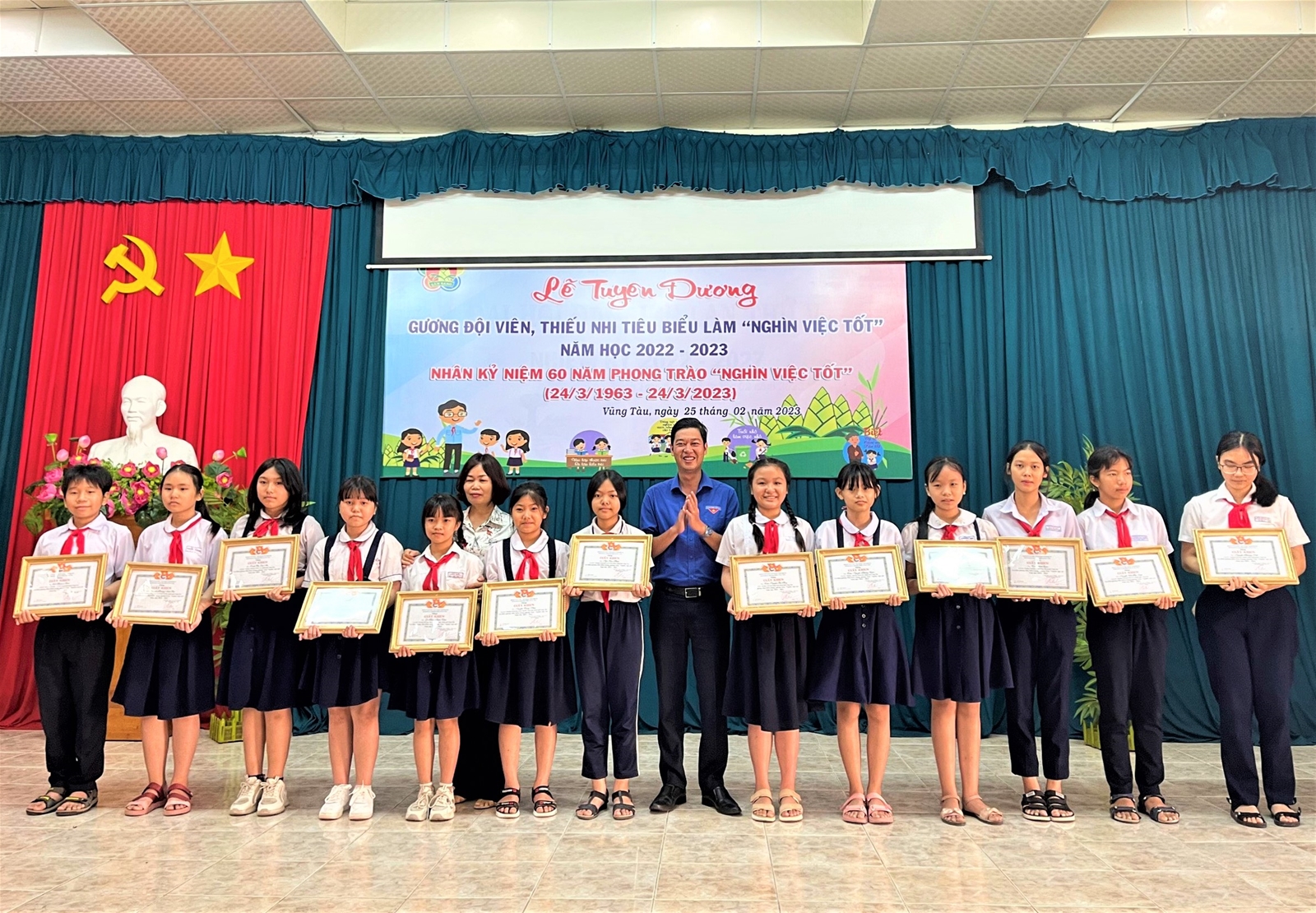 Hơn 300 GV, đội viên tham gia làm sạch bãi biển TP.Vũng Tàu
