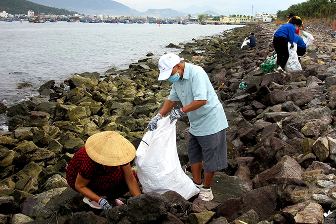 Khánh Hòa: Ra quân làm sạch môi trường hưởng ứng Tháng Thanh niên năm 2022