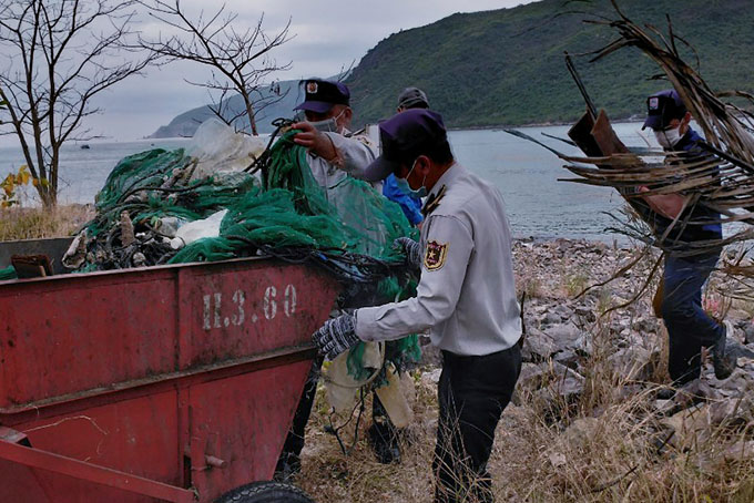 Khánh Hòa: Ra quân làm sạch môi trường hưởng ứng Tháng Thanh niên năm 2022