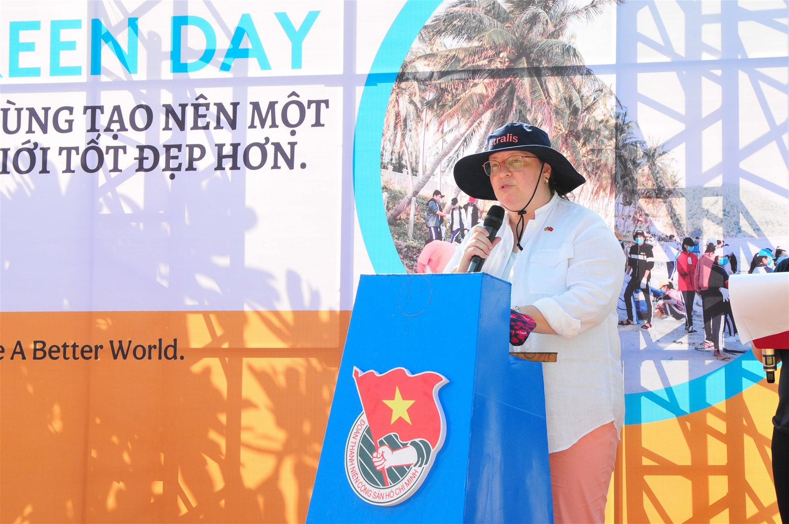 Hơn 200 người tham gia thu gom rác dọc bờ biển