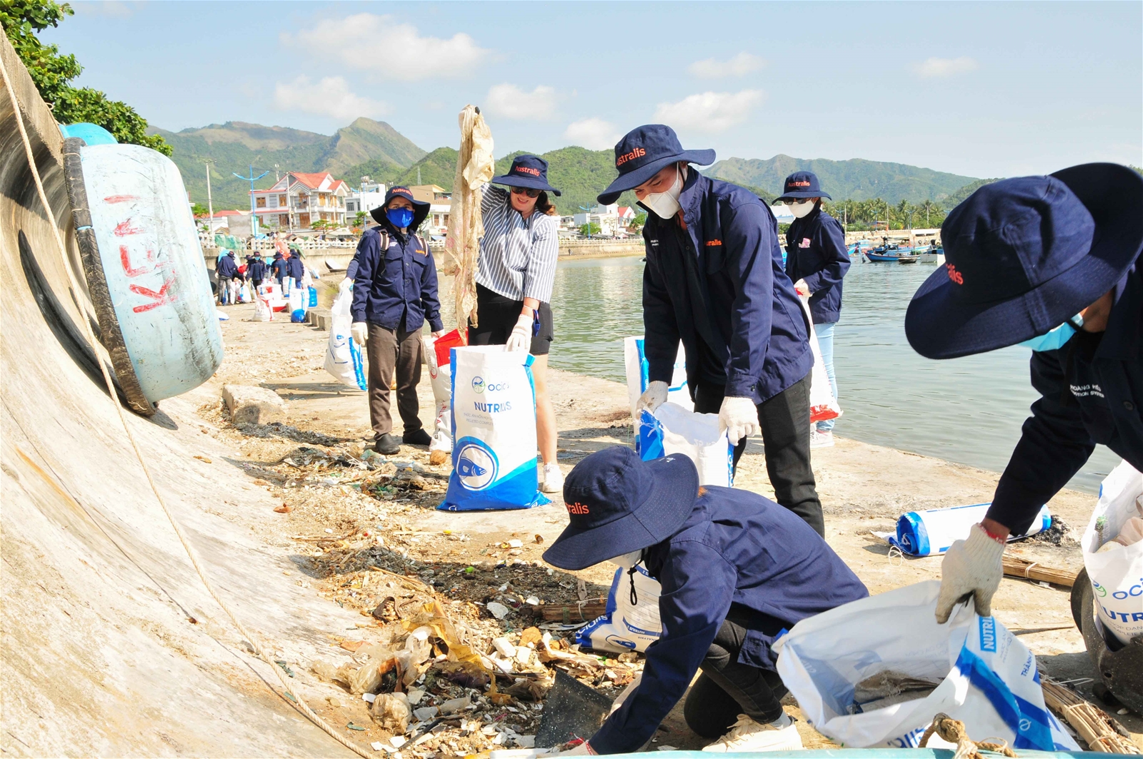 Hơn 200 người tham gia thu gom rác dọc bờ biển