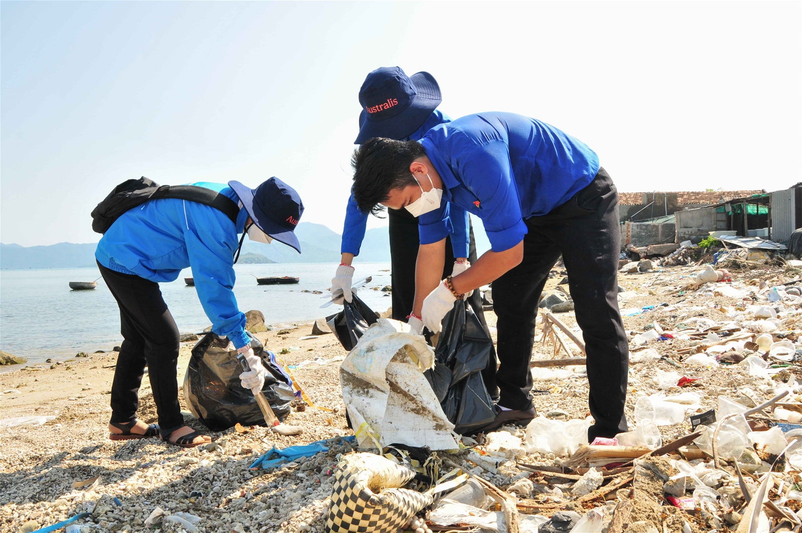 Hơn 200 người tham gia thu gom rác dọc bờ biển