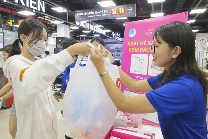 Thiết thực chương trình đổi rác lấy quà