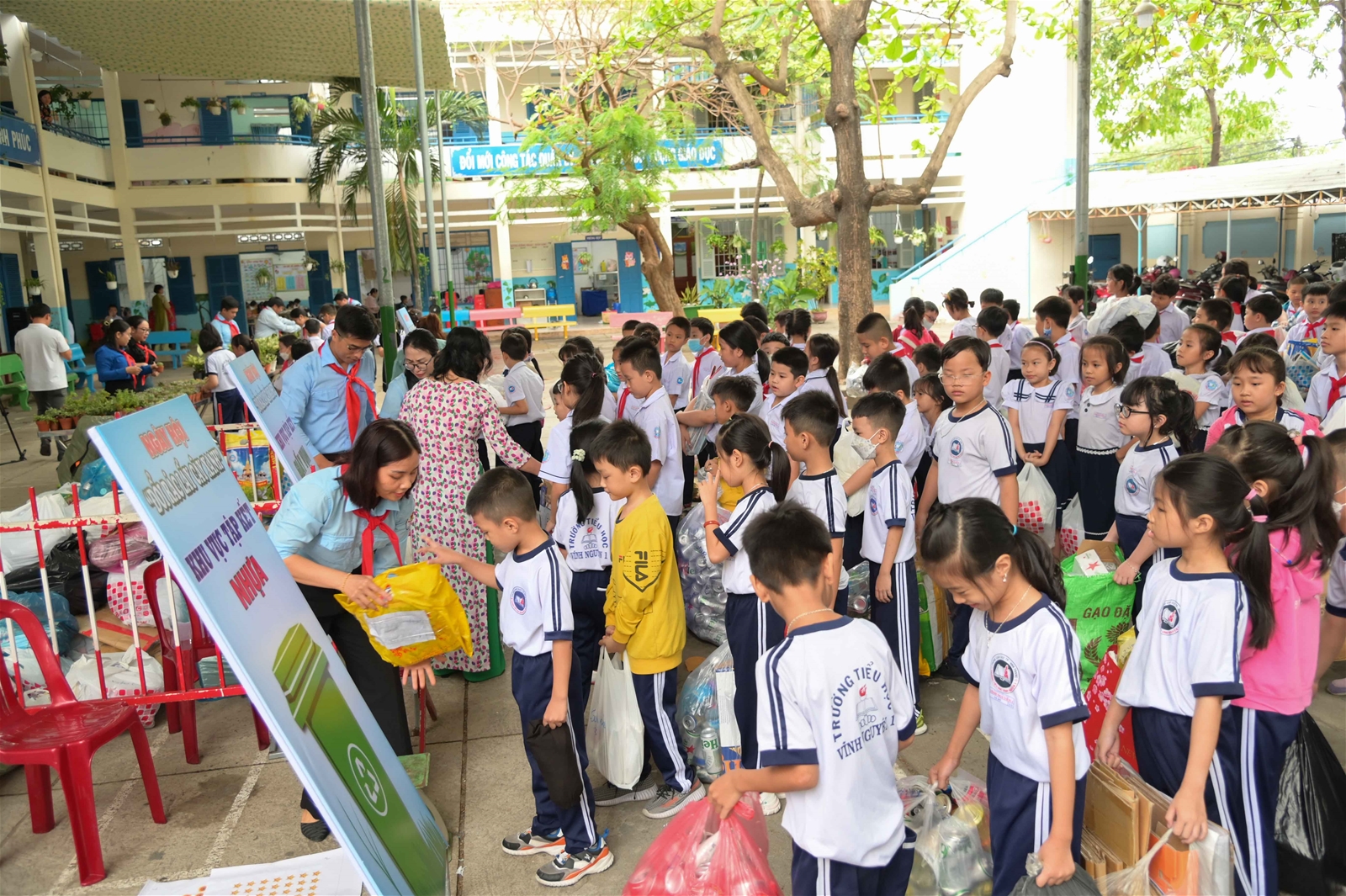 Sôi nổi đổi rác lấy cây xanh