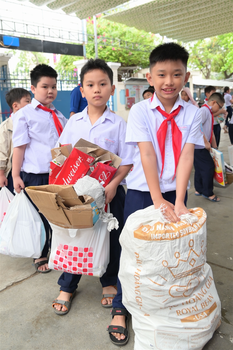 Sôi nổi đổi rác lấy cây xanh