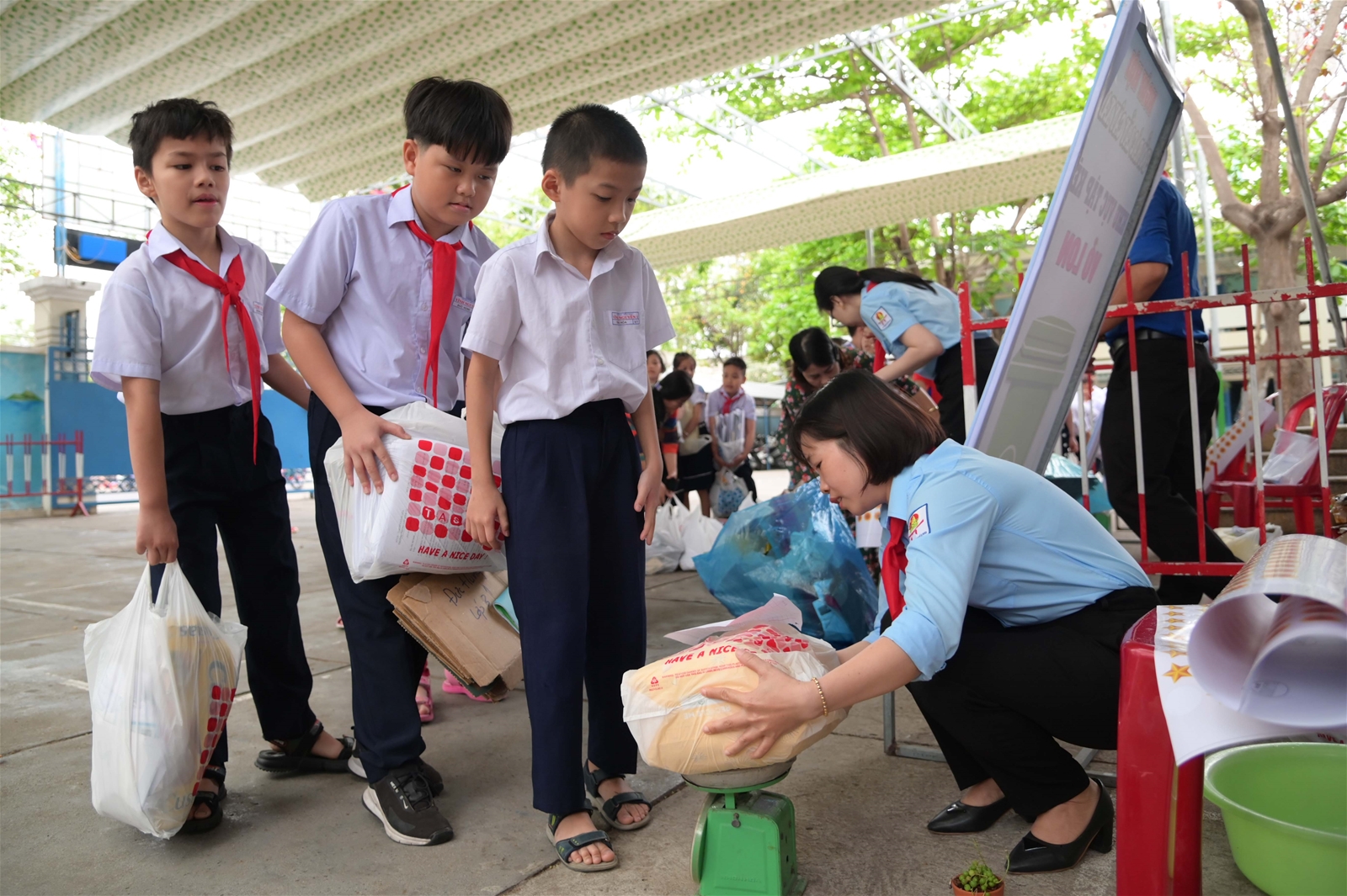 Sôi nổi đổi rác lấy cây xanh