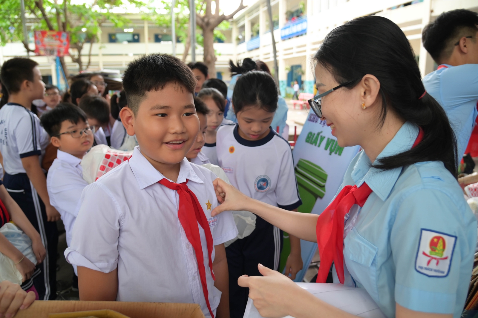 Sôi nổi đổi rác lấy cây xanh