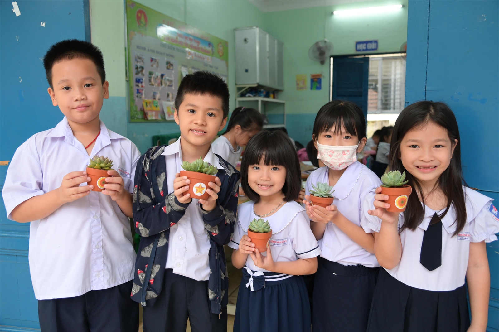 Sôi nổi đổi rác lấy cây xanh