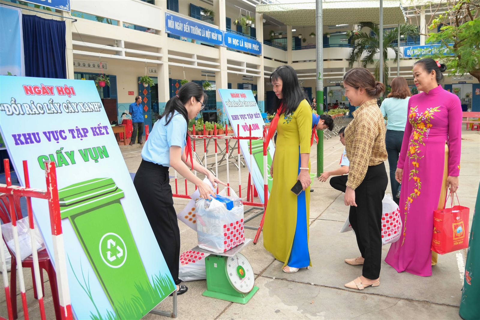Sôi nổi đổi rác lấy cây xanh