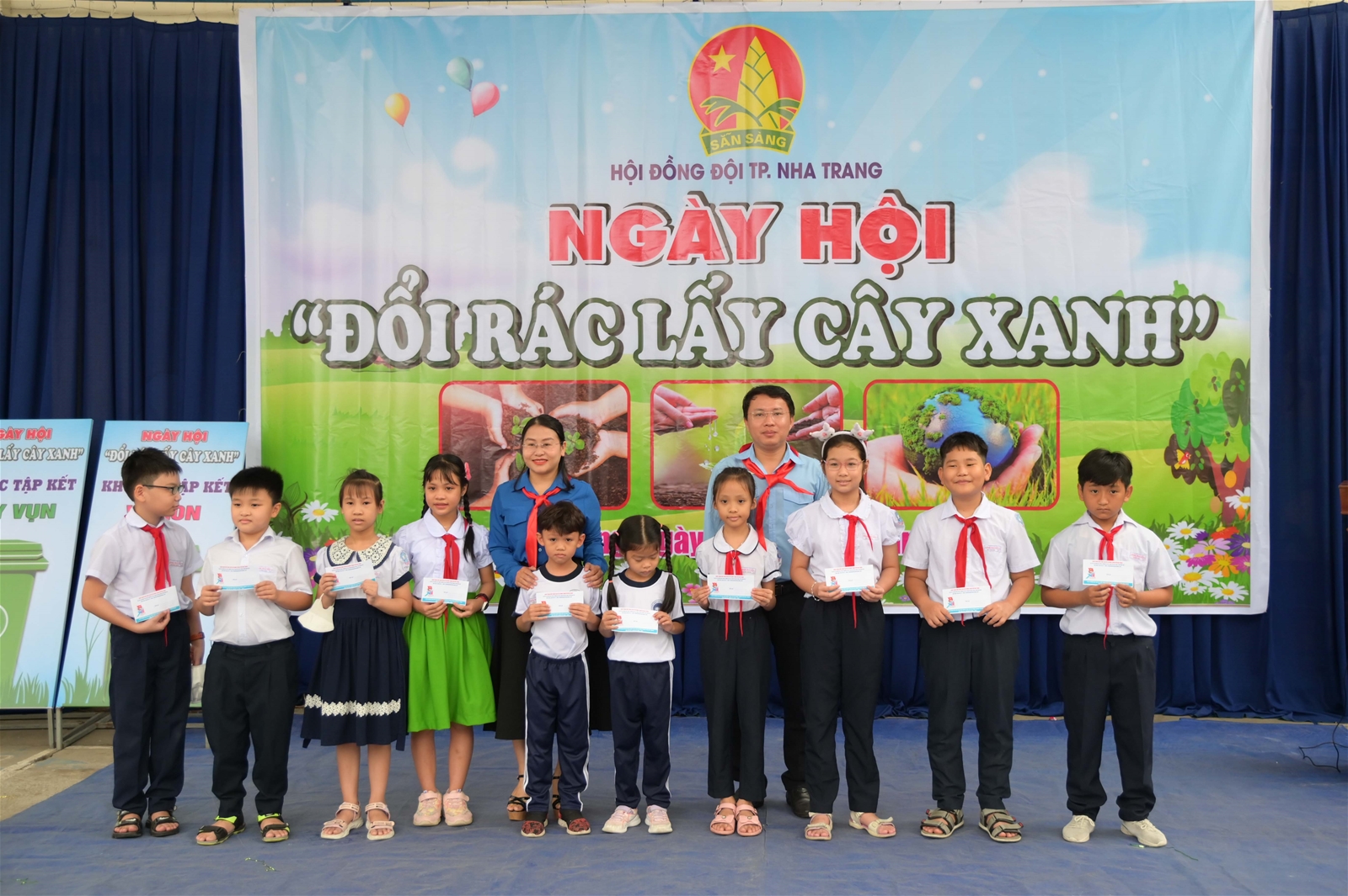 Sôi nổi đổi rác lấy cây xanh