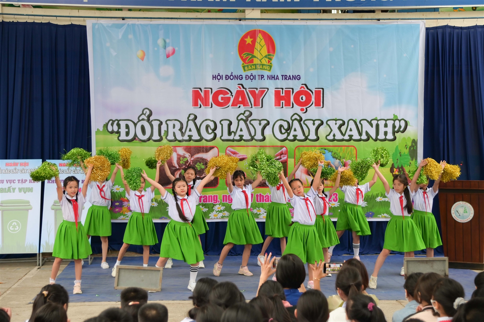 Sôi nổi đổi rác lấy cây xanh