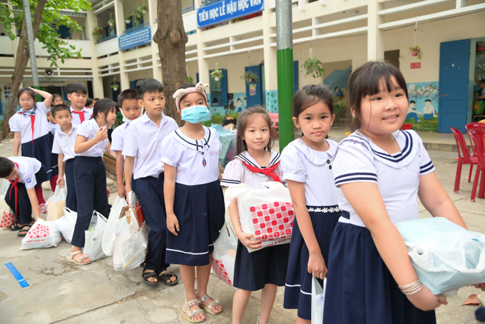 Sôi nổi đổi rác lấy cây xanh