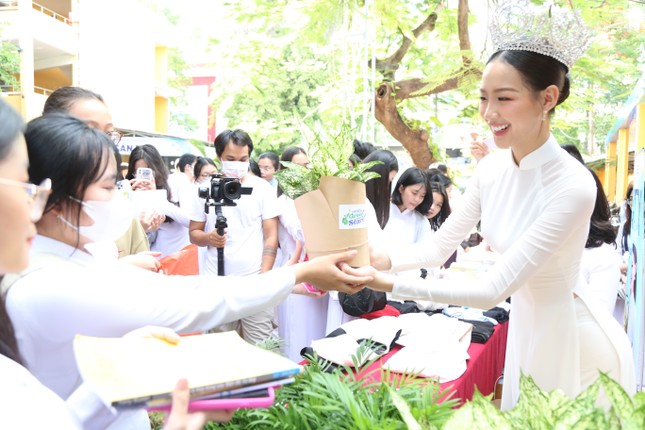 Hoa hậu Bảo Ngọc trao cây, lan tỏa thông điệp sống xanh