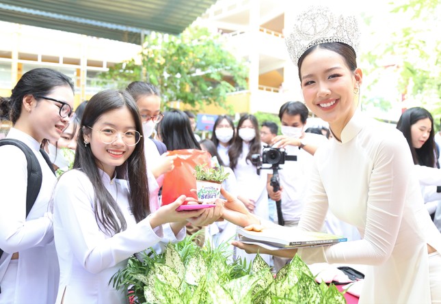 Hoa hậu Bảo Ngọc trao cây, lan tỏa thông điệp sống xanh