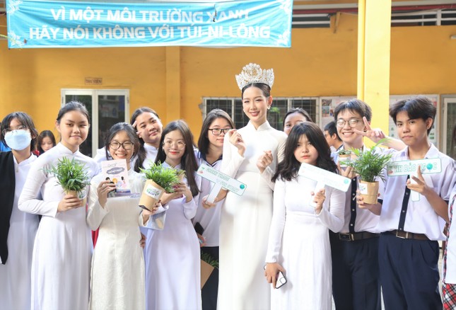 Hoa hậu Bảo Ngọc trao cây, lan tỏa thông điệp sống xanh