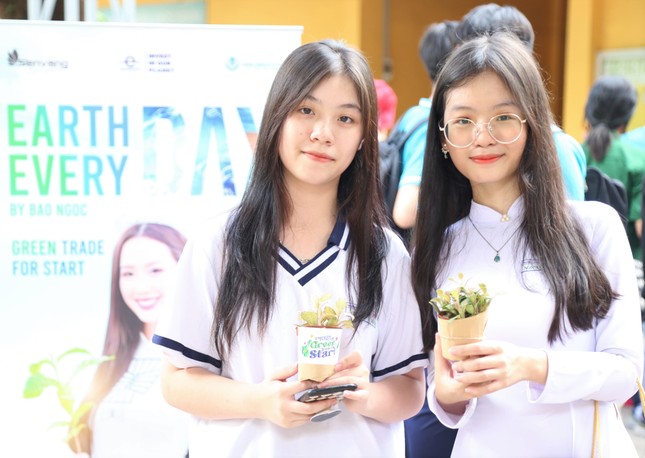 Hoa hậu Bảo Ngọc trao cây, lan tỏa thông điệp sống xanh