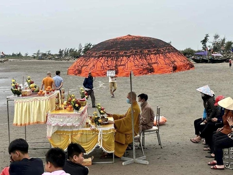 Xác cá voi hơn 5 tấn dạt vào bờ biển Nam Định