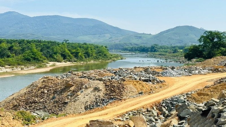 Lấn sông, chặn dòng chảy khi thi công dự án ở miền núi Quảng Ngãi