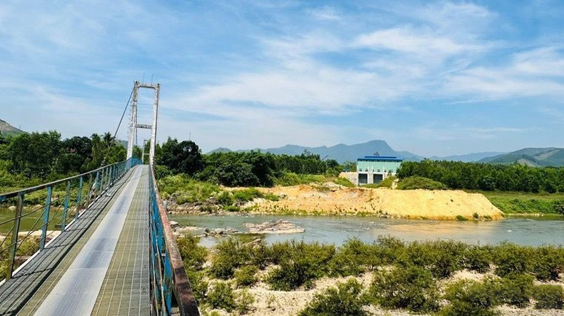 Lấn sông, chặn dòng chảy khi thi công dự án ở miền núi Quảng Ngãi