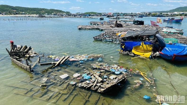 Ngổn ngang xác tàu ở cảng biển Sa Huỳnh