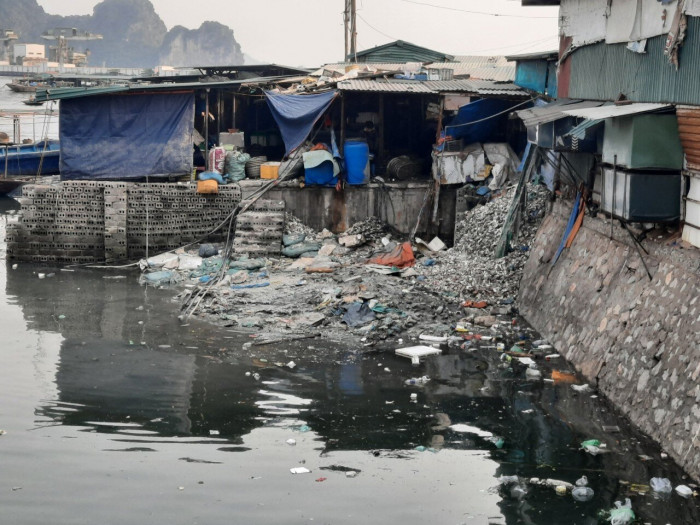 Chợ cá gây ô nhiễm, uy hiếp nơi neo, đậu tàu thuyền trên biển Quảng Ninh
