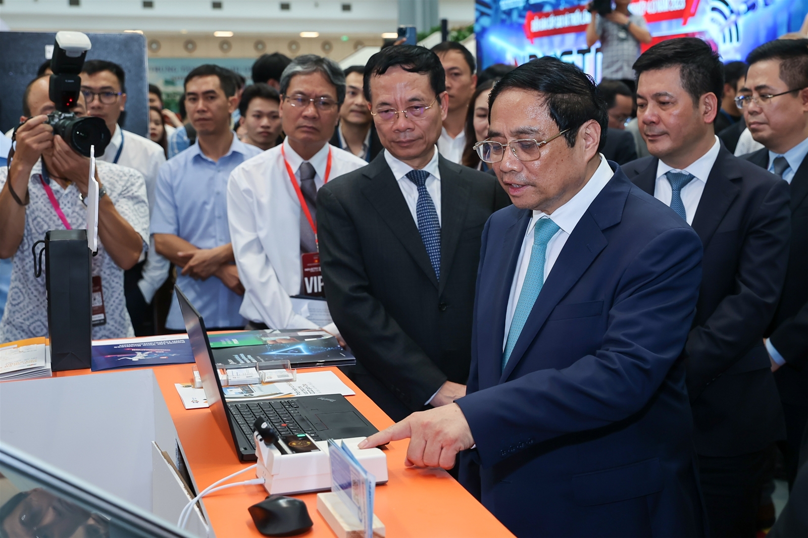 Đẩy mạnh chuyển đổi số và chuyển đổi xanh, tạo đột phá rút ngắn quá trình công nghiệp hóa, hiện đại hóa