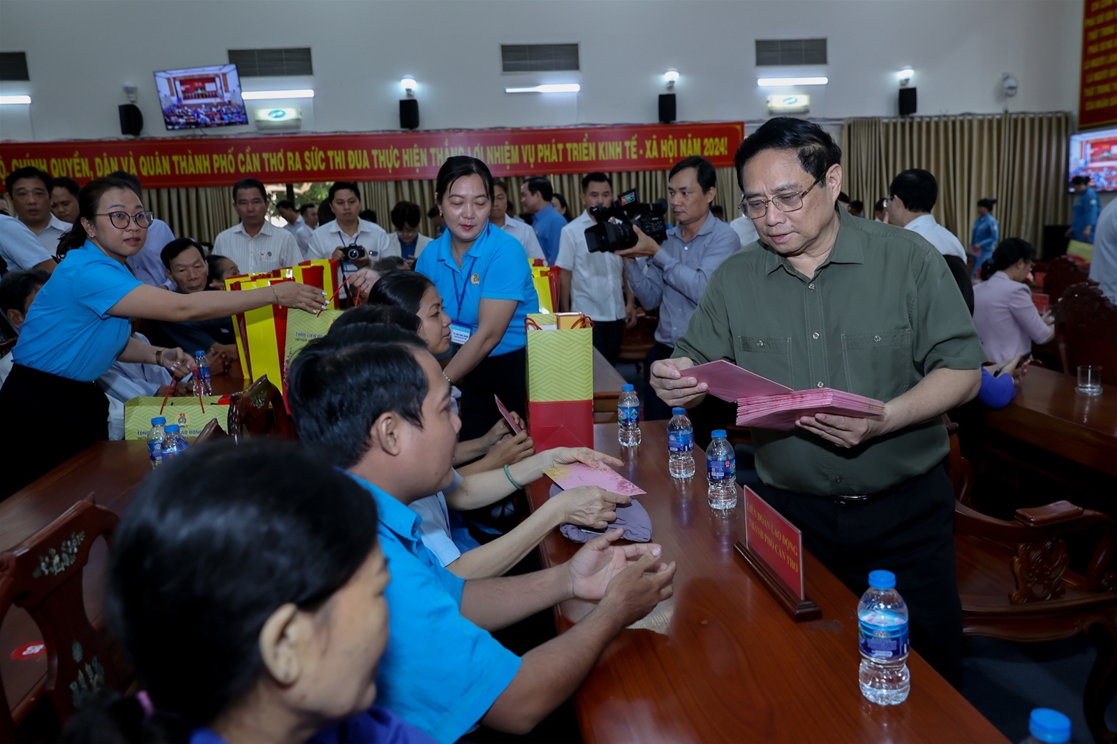 Thủ tướng: Cả nước triển khai chiến dịch an sinh xã hội để toàn dân đều có Tết