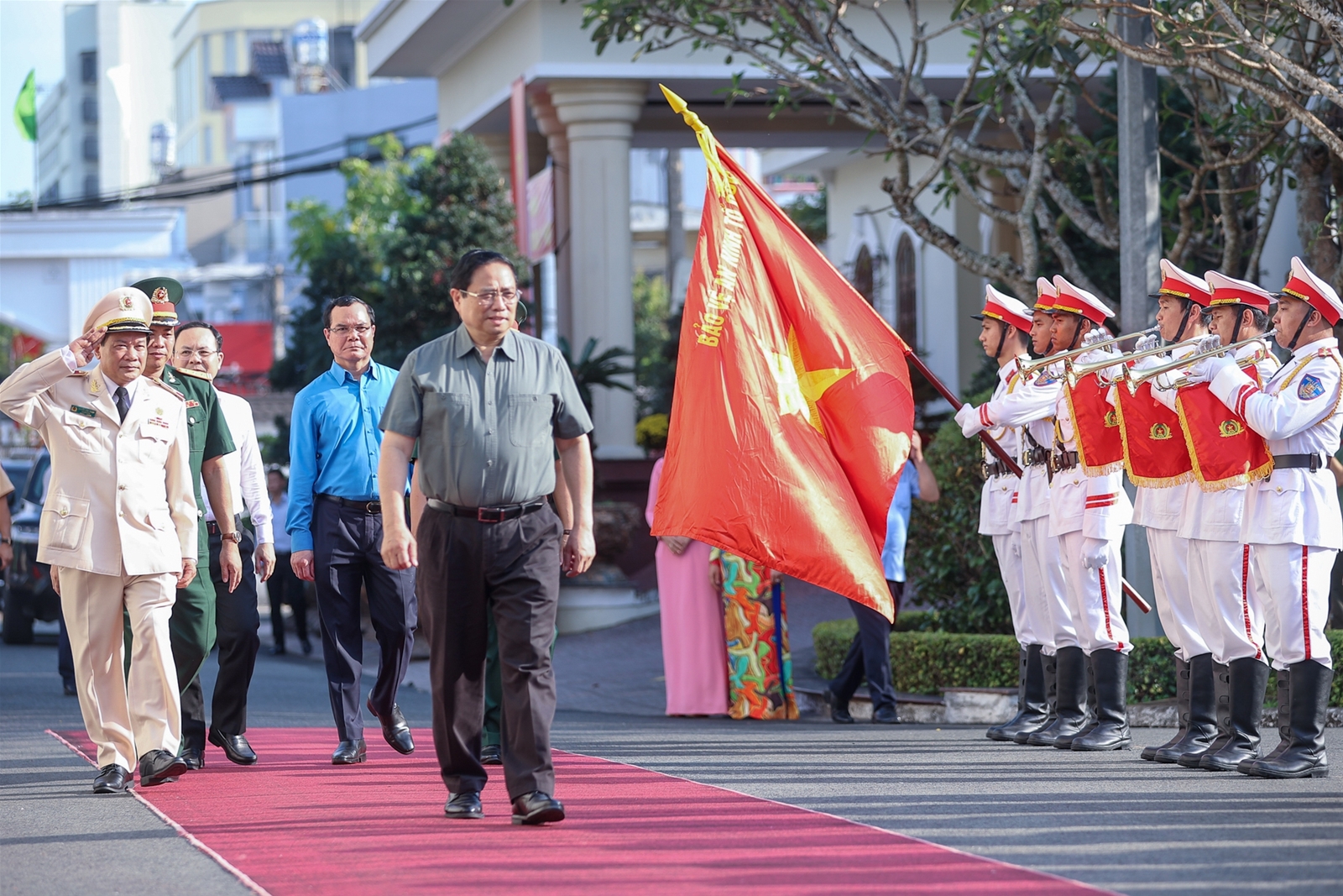 Thủ tướng thăm, tặng quà Tết công nhân, chiến sĩ công an, quân đội- Ảnh 6.