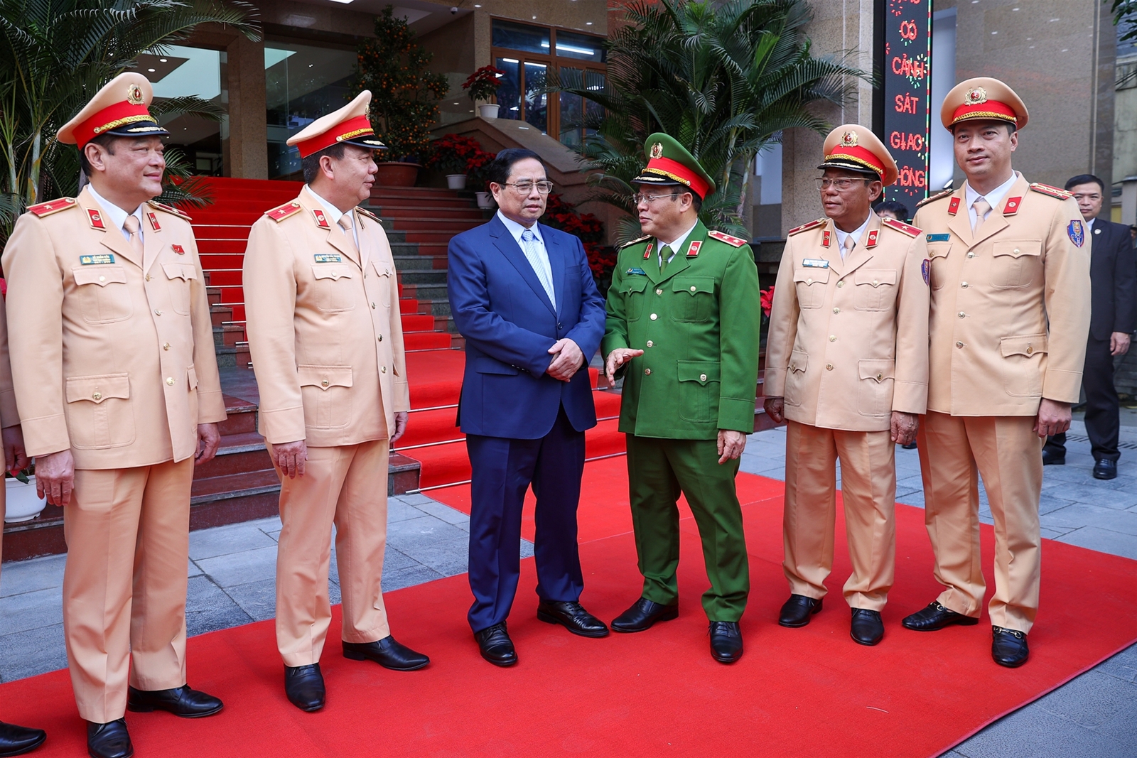 Thủ tướng: Cảnh sát giao thông cần chuyển trạng thái, tăng cường hướng dẫn, giúp đỡ người dân