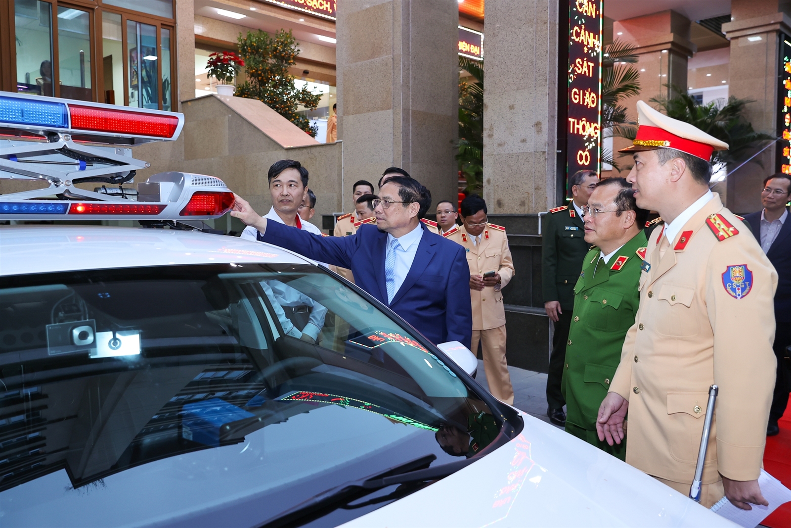 Thủ tướng: Cảnh sát giao thông cần chuyển trạng thái, tăng cường hướng dẫn, giúp đỡ người dân