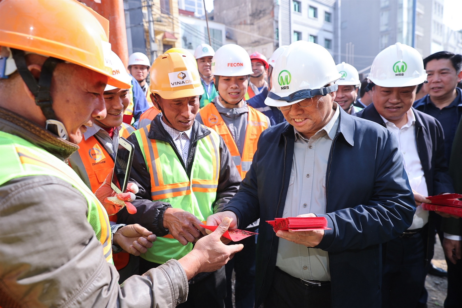 Thủ tướng kiểm tra, động viên người lao động làm việc xuyên Tết tại các công trình trọng điểm- Ảnh 4.