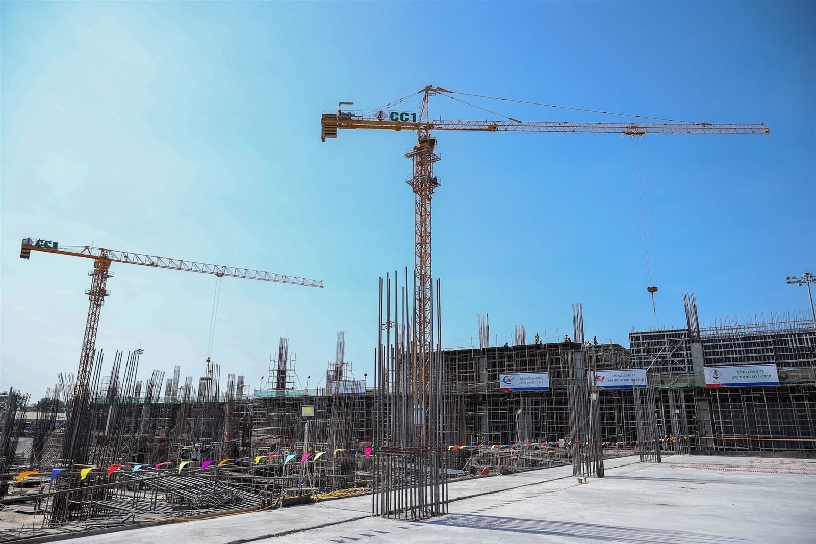 Thủ tướng kiểm tra, động viên người lao động làm việc xuyên Tết tại các công trình trọng điểm