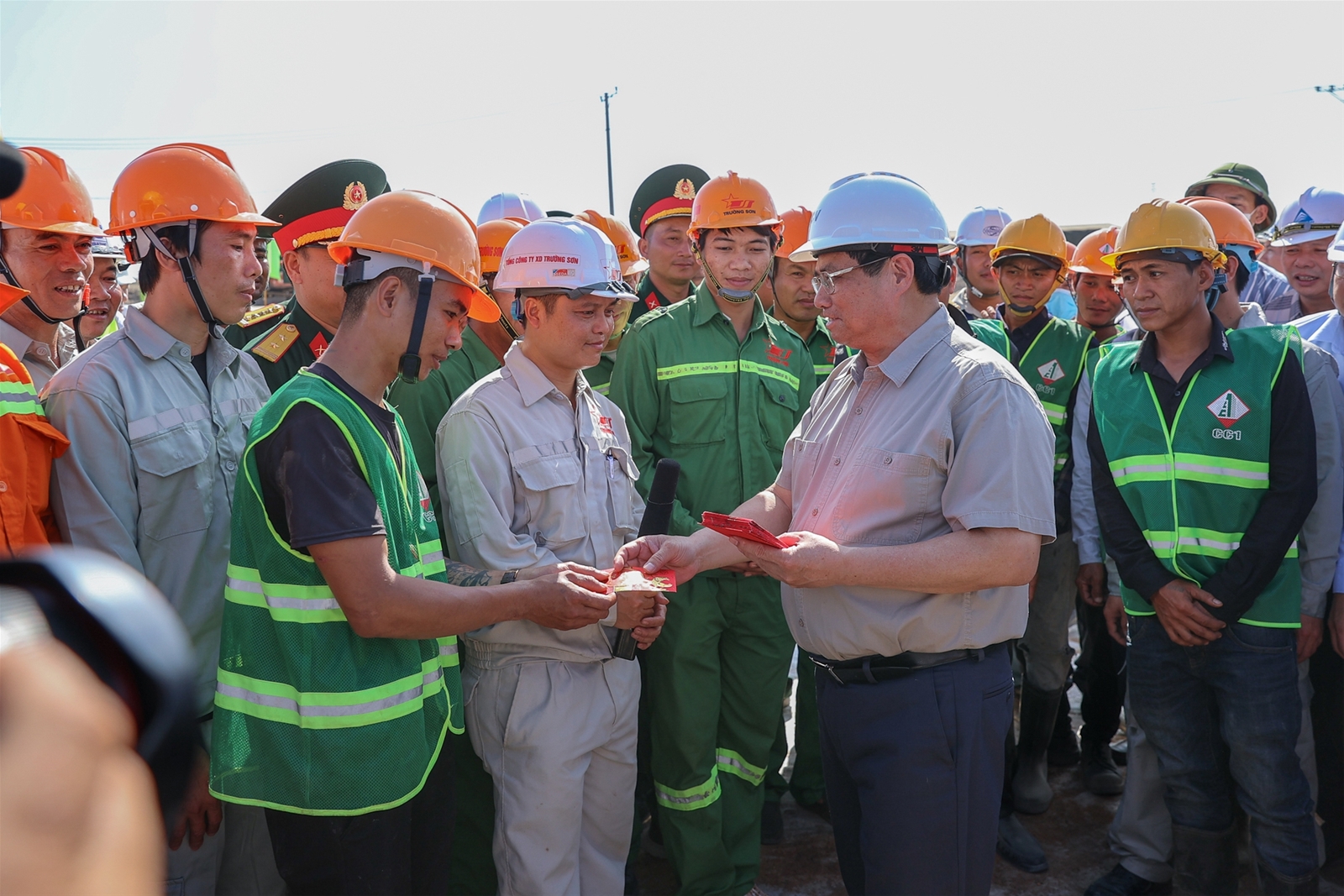 Thủ tướng kiểm tra hiện trường, thúc đẩy tiến độ 2 dự án cao tốc trọng điểm vùng Đông Nam Bộ