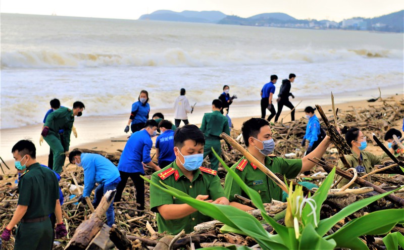Hàng trăm đoàn viên công an, biên phòng... làm đẹp bờ biển Nha Trang